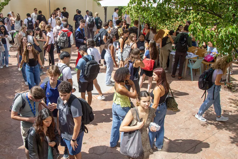 Students in the Padre Rubio Hall patio. Students gather in groups around patio.