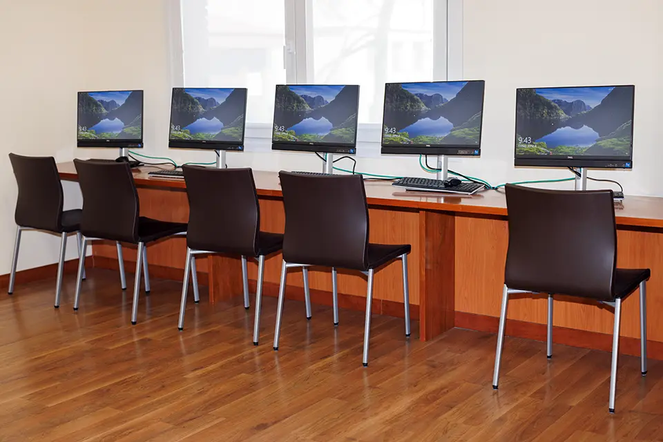 Row of computers at the Library