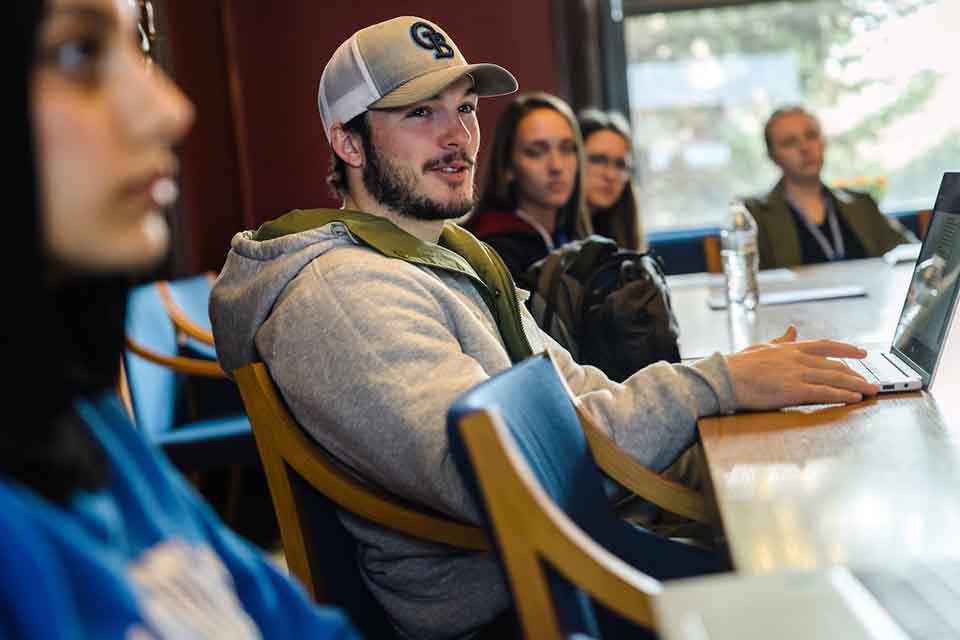 SERV 1000 class Students sitting in a table having a discussion